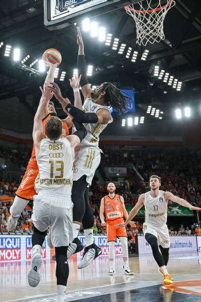 他再度贡献 他再度贡献